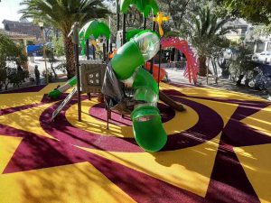 Pasto sintético de colores en Área de Juegos infantiles