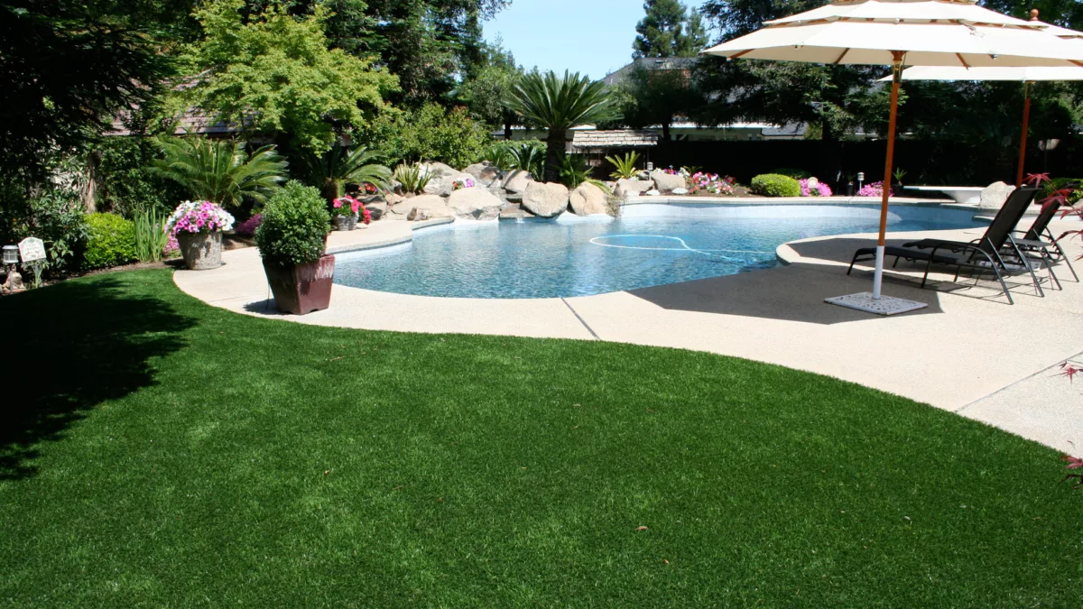 ventajas del pasto artificial en area de piscinas