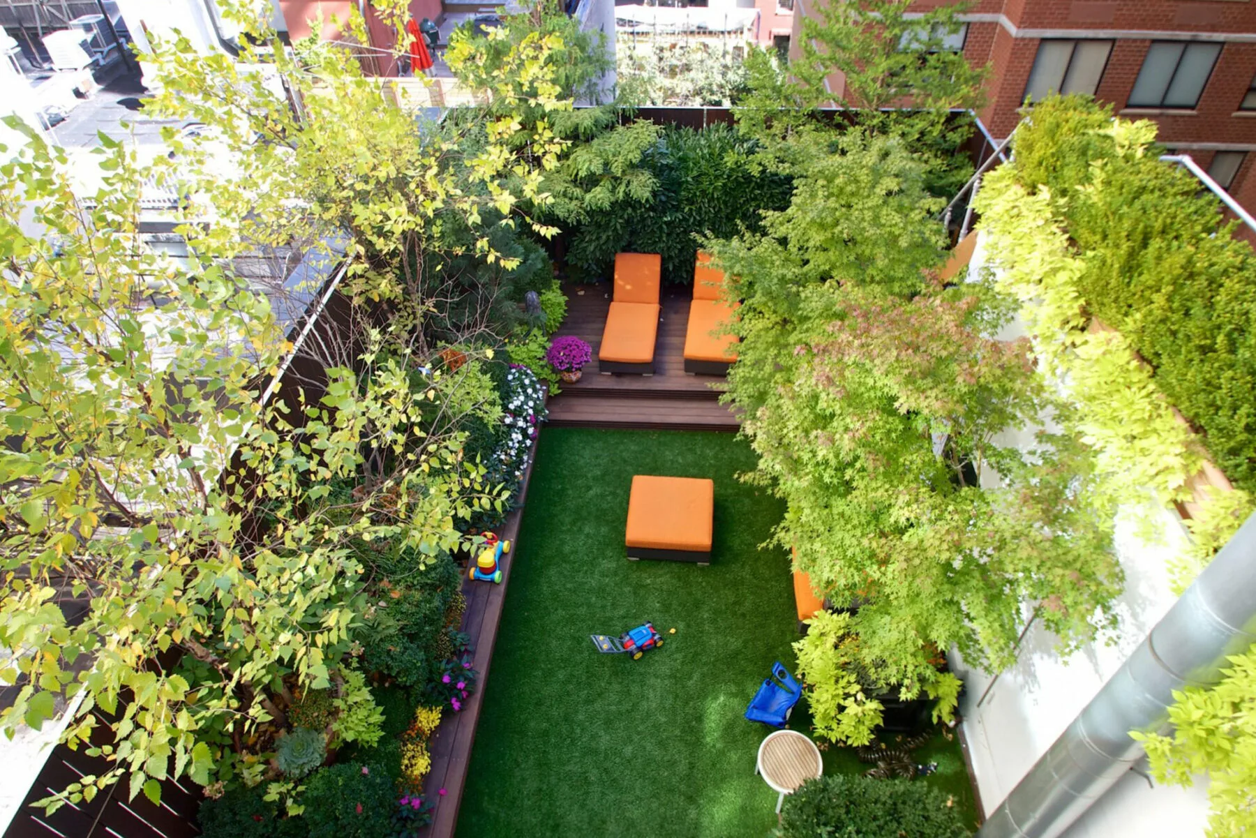 terraza acogedora azotea con pasto artificial