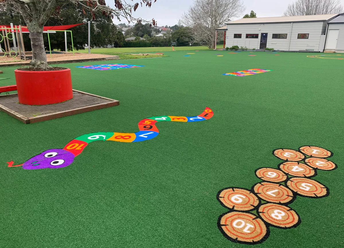 jardin de niños con pasto sintetico
