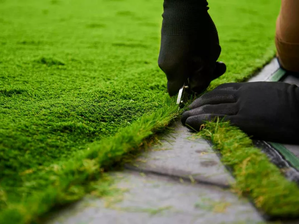 cortando pasto artificial ji grass