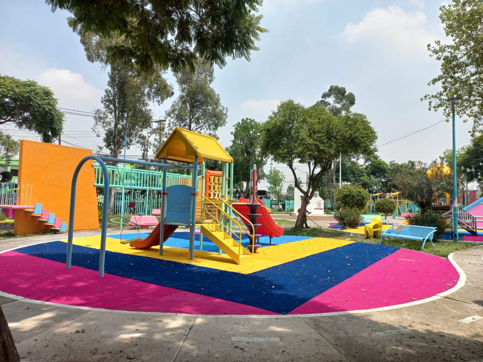 jardin de colores en espacio publico pasto sintetico